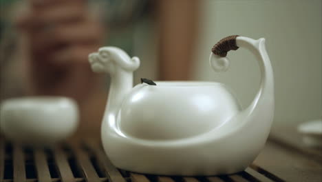 Female-hand-brew-tea-in-teapot-cup.-Close-up-of-brewing-tea-in-teapot